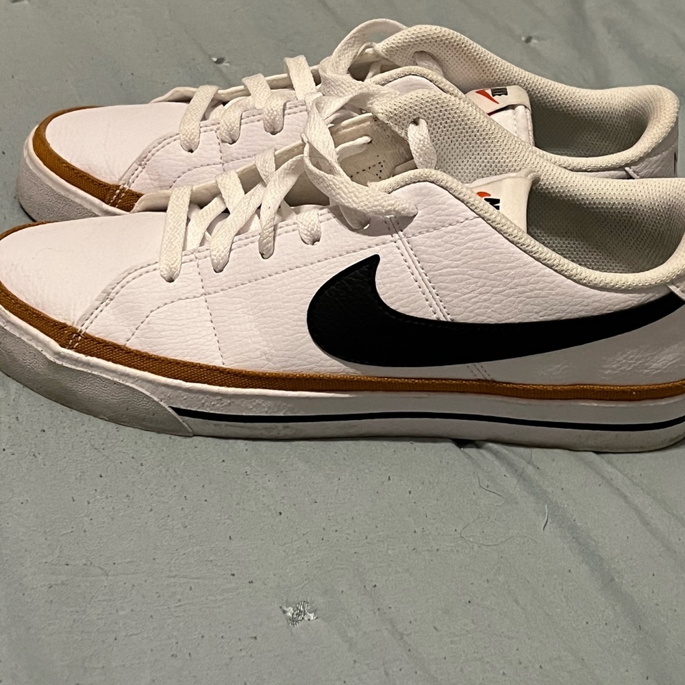 Nike White and Black Sneakers Classic Low-Top Design
